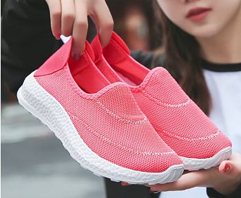 Beautiful pink sports mesh sports shoes for women